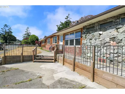 1744 Johnson St, North Bend, OR 97459