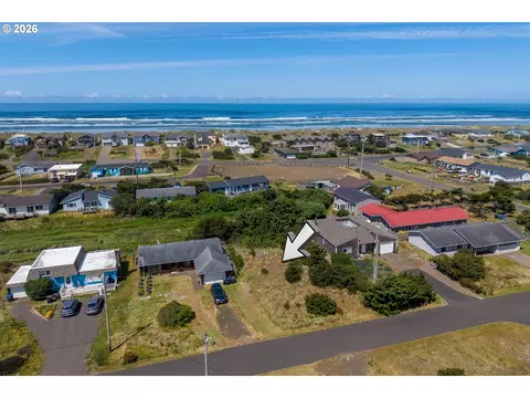 1306 NW Parker Ave, Waldport, OR 97394