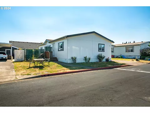 1015 Oak St #23, Silverton, OR 97381