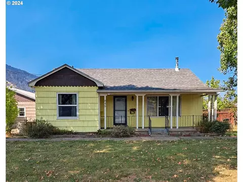 845 NE Riverside Dr, Myrtle Creek, OR 97457