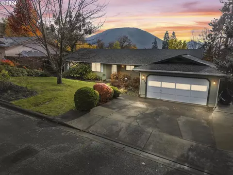 1045 NE Pepperwood Dr, Grants Pass, OR 97526