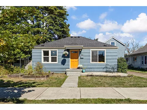 142 E St, Springfield, OR 97477