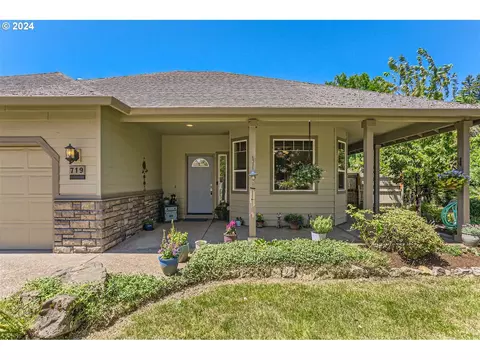 719 N Main St, Newberg, OR 97132