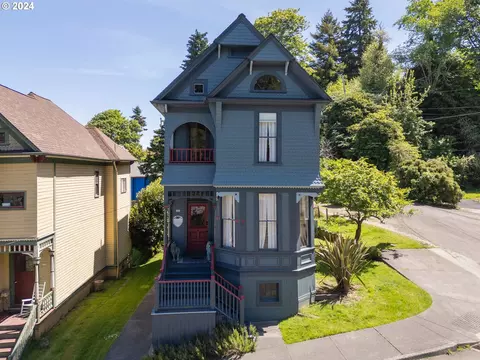 388 3rd St, Astoria, OR 97103