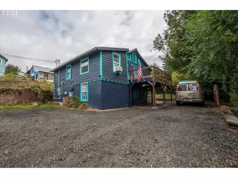 643 B St, Myrtle Point, OR 97458