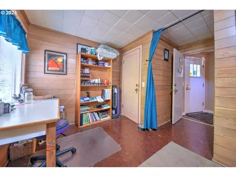 Entry Way - 1034 Lawrence St, Eugene, OR 97401 photo 3 of 5