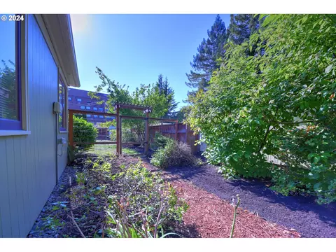 Exterior - 1034 Lawrence St, Eugene, OR 97401 photo 2 of 10