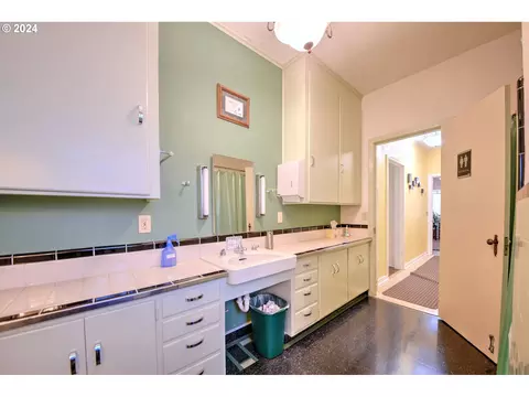 Bath - 1034 Lawrence St, Eugene, OR 97401 photo 2 of 4