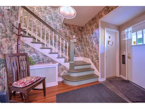 Entry Way - 1034 Lawrence St, Eugene, OR 97401 photo 2 of 5