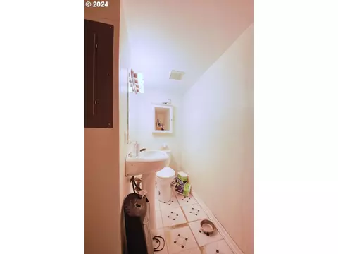 Bath - 1034 Lawrence St, Eugene, OR 97401 photo 4 of 4