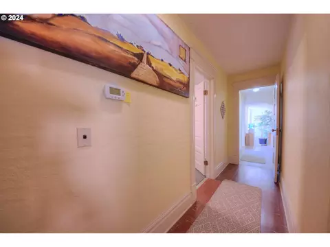 Entry Way - 1034 Lawrence St, Eugene, OR 97401 photo 4 of 5