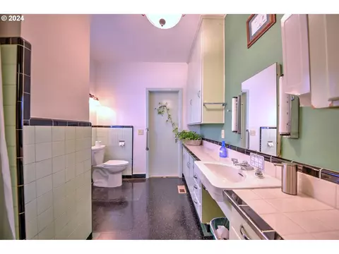 Bath - 1034 Lawrence St, Eugene, OR 97401 photo 1 of 4
