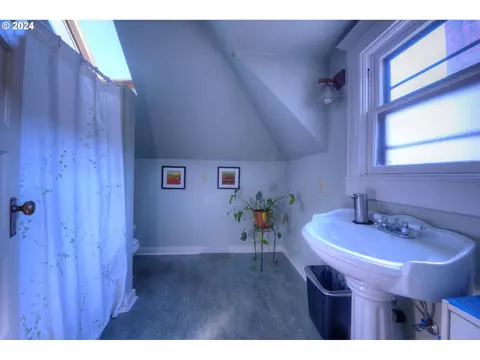 Bath - 1034 Lawrence St, Eugene, OR 97401 photo 3 of 4