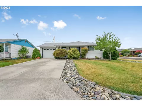 1475 Country Club Cir, Woodburn, OR 97071