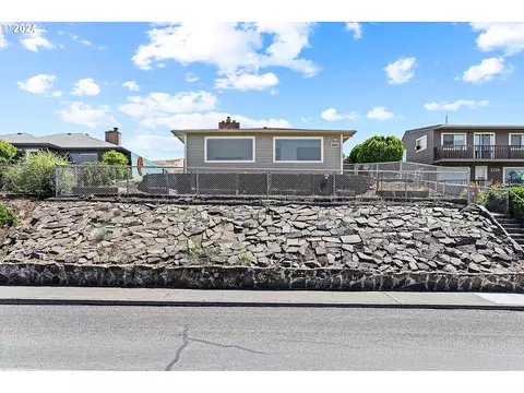 2122 E 10th St, The Dalles, OR 97058