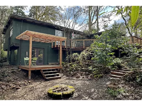155 W 35th Pl, Eugene, OR 97405