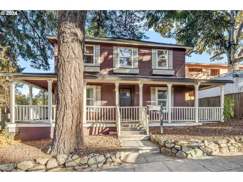 719 9th St, Hood River, OR 97031