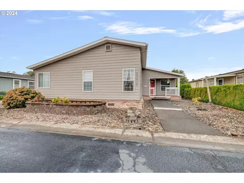 33915 SE Springlake Dr, Scappoose, OR 97056