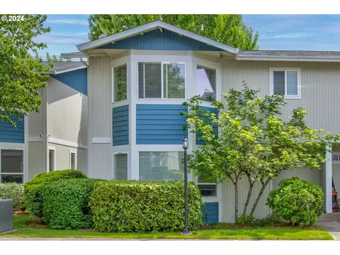 172 NE Rifle Range St #8, Roseburg, OR 97470