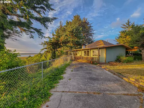 197 NE Harlem Ave, Bandon, OR 97411
