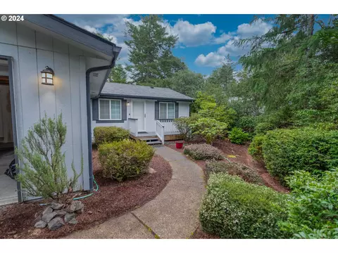 157 42nd Way, Florence, OR 97439