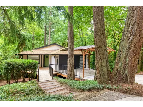1330 SW Taylors Ferry Ct, Portland, OR 97219