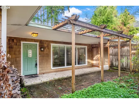 18625 Bryant Rd, Lake Oswego, OR 97034