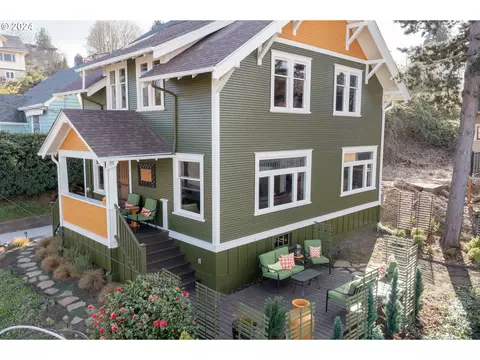 643 10th St, Astoria, OR 97103