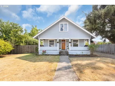 826 S 6th St, Cottage Grove, OR 97424