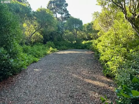 gloria gayle way, Florence, OR 97439