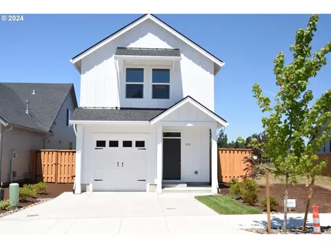 900 Laurel Pl, Silverton, OR 97381