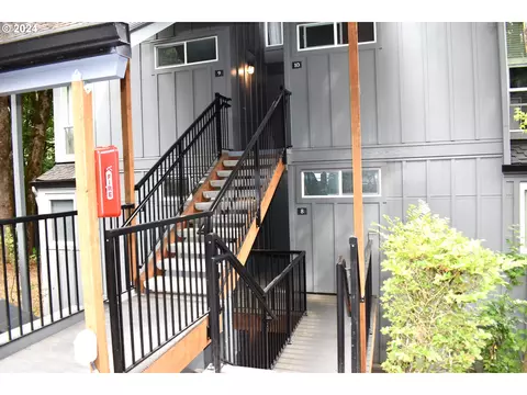 100 Kerr Pkwy #8, Lake Oswego, OR 97035