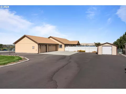 28479 Southshore Dr, Umatilla, OR 97882