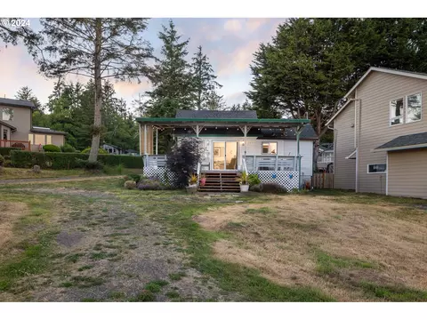 901 NE Lake Dr, Lincoln City, OR 97367