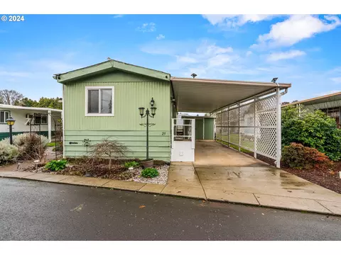1225 W 10th Ave #25, Junction City, OR 97448