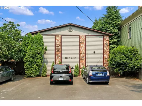 2609 SE Stark St, Portland, OR 97214