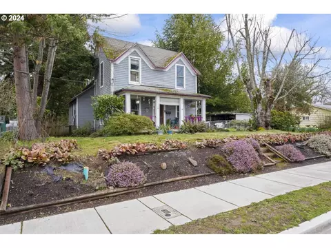 1128 S 4th St, Cottage Grove, OR 97424