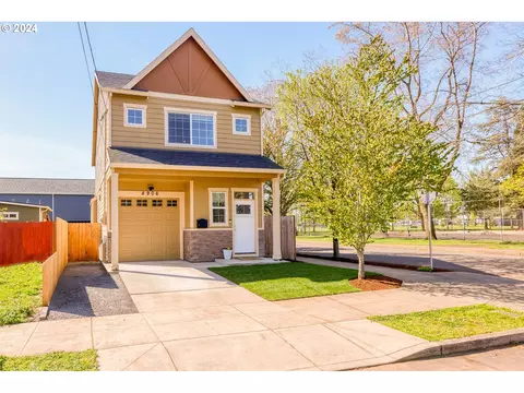 8906 SE Claybourne St, Portland, OR 97266