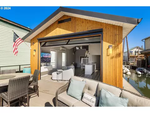 535 NE Bridgeton Rd #7, Portland, OR 97211