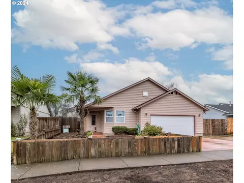 923 W D St, Lebanon, OR 97355