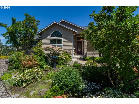 2330 NW Lila Ct, Roseburg, OR 97471