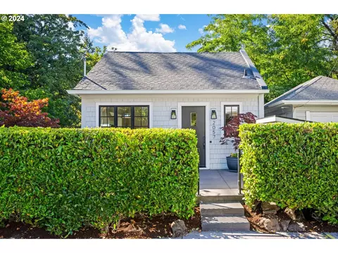 2057 SW Montgomery Dr, Portland, OR 97201