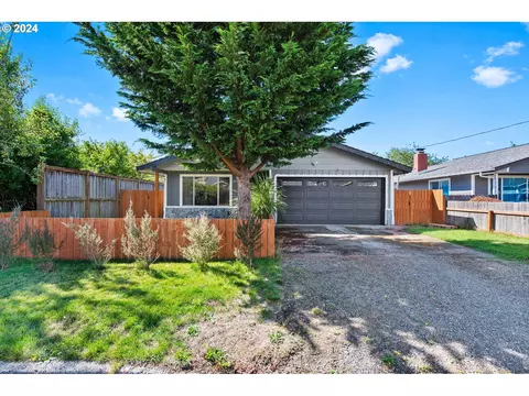 1030 Crocker Ave, Coos Bay, OR 97420