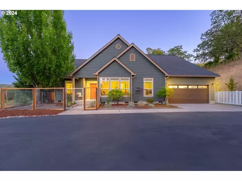 2616 Loma Vista Dr, Roseburg, OR 97471