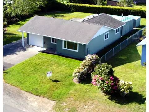 610 10th St SE, Bandon, OR 97411