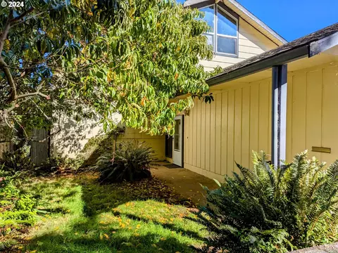 1544 Hillside Ct, Coos Bay, OR 97420