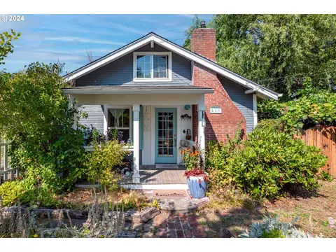 817 Liberty St, Silverton, OR 97381
