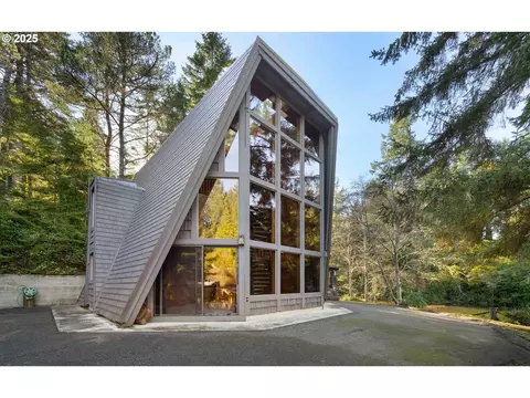 69140 Sharp Rd, North Bend, OR 97459