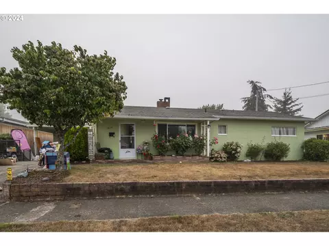 1015 Myrtle Crest Ln, Myrtle Point, OR 97458