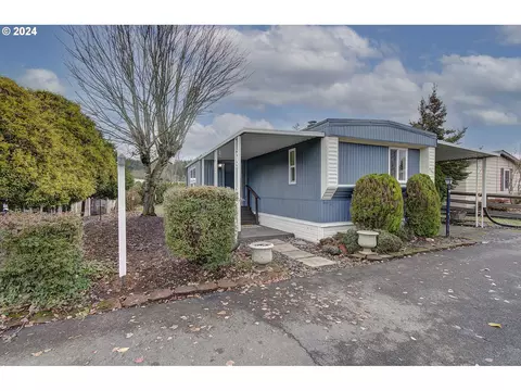2424 Kingfisher Ln, Kelso, WA 98626
